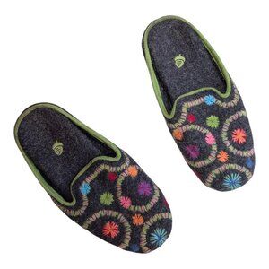 Acorn Wool slip on slippers embroidered size 6
